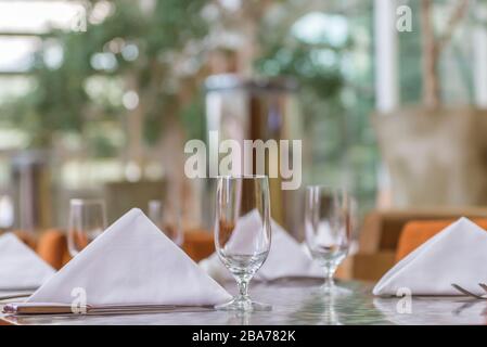 Eleganza degli occhiali sul tavolo allestiti per la sala da pranzo. Foto Stock