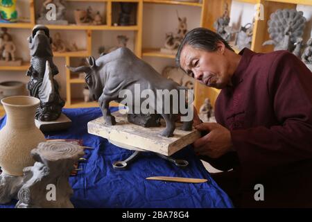 26 marzo 2020, Pingliang, Pingliang, Cina: GansuÃ¯Â¼Å'CHINA-in pingliang città, provincia di gansu, l'artista di scultura in argilla liu Quan ha presentato un gruppo di animazioni di recente creazione della versione ''zodiac'', vivace e nifty, molto popolare. Lo zodiaco cinese, noto anche come segno zodiacale cinese, è uno zodiaco cinese che abbina l'anno di nascita di una persona con i dodici rami terreni. Comprende il ratto, bue, tigre, coniglio, drago, serpente, cavallo, pecora, scimmia, gallo, cane e maiale. (Credit Image: © SIPA Asia via ZUMA Wire) Foto Stock