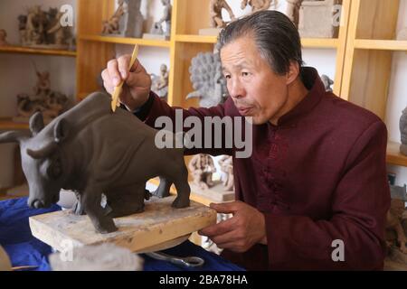 26 marzo 2020, Pingliang, Pingliang, Cina: GansuÃ¯Â¼Å'CHINA-in pingliang città, provincia di gansu, l'artista di scultura in argilla liu Quan ha presentato un gruppo di animazioni di recente creazione della versione ''zodiac'', vivace e nifty, molto popolare. Lo zodiaco cinese, noto anche come segno zodiacale cinese, è uno zodiaco cinese che abbina l'anno di nascita di una persona con i dodici rami terreni. Comprende il ratto, bue, tigre, coniglio, drago, serpente, cavallo, pecora, scimmia, gallo, cane e maiale. (Credit Image: © SIPA Asia via ZUMA Wire) Foto Stock