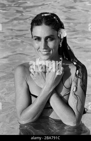 Homestory der italienisch amerikanischen Sängerin und Schauspielerin Romina Power hier Posierend am Pool, Cellino San Marco Italien mitte 1980er Jahre. Home storia della cantante e attrice italo-americana Romina Power qui in posa presso la piscina, Cellino San Marco Italy MID 1980s. Foto Stock