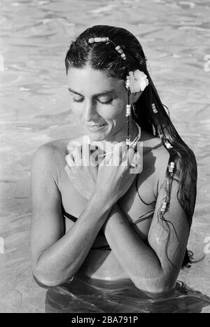 Homestory der italienisch amerikanischen Sängerin und Schauspielerin Romina Power hier Posierend am Pool, Cellino San Marco Italien mitte 1980er Jahre. Home storia della cantante e attrice italo-americana Romina Power qui in posa presso la piscina, Cellino San Marco Italy MID 1980s. Foto Stock