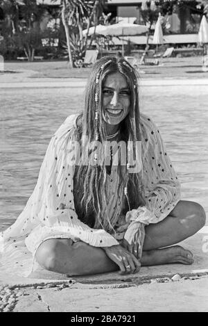 Homestory der italienisch amerikanischen Sängerin und Schauspielerin Romina Power hier Posierend am Pool, Cellino San Marco Italien mitte 1980er Jahre. Home storia della cantante e attrice italo-americana Romina Power qui in posa presso la piscina, Cellino San Marco Italy MID 1980s. Foto Stock