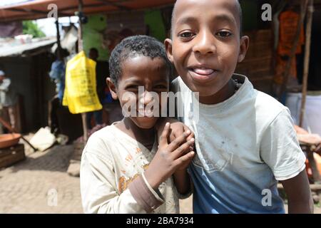 Sorridendo ragazzi etiopi al mercato Woliso di Oromia, Etiopia. Foto Stock