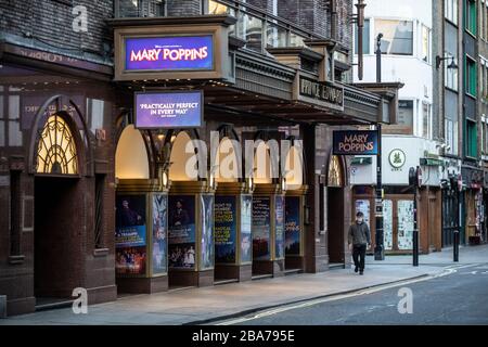 Un uomo che indossa una maschera protettiva passa davanti al Prince Edward Theatre su una strada vuota mentre ristoranti e teatri rimangono chiusi in Old Compton Street, nel cuore del Soho di Londra durante il Coronavirus Lockdown. Gli economisti del Regno Unito prevedono che un crollo potrebbe costare più vita di Covid-19 Credit: Jeff Gilbert/Alamy Live News Foto Stock