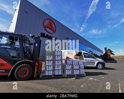 (200326) -- PECHINO, 26 marzo 2020 (Xinhua) -- UN carrello elevatore sposta il primo lotto di maschere mediche donate dal Gruppo Sany in Germania a Sany Europe GmbH a Bedburg, Germania, 17 marzo 2020. PER ANDARE CON: Spotlight: Mentre la Cina recupera dal colpo COVID-19, la corsa cinese al salvataggio dell'Europa. (Xinhua) Foto Stock