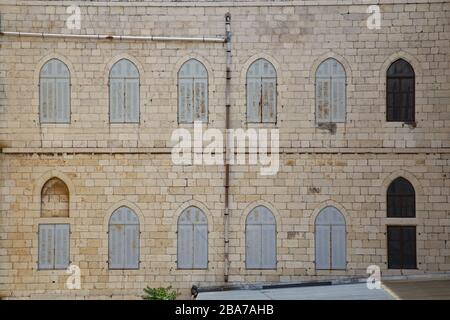 Vecchi edifici con finestre ad arco a Gerusalemme, Israele Foto Stock