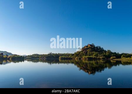 Una collina rocciosa vista nel Parco Nazionale di Matobo dello Zimbabwe. Foto Stock