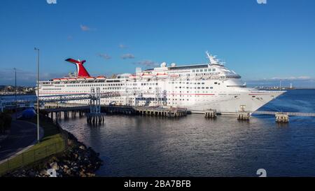 Vista aerea generale della nave da crociera Carnival Imagination al Long Beach Cruise Terminal, Lunedi, 23 marzo 2020, a Long Beach, California. La nave è stata attraccata dal marzo 16, e sarà per almeno 30 giorni per aiutare la diffusione del romanzo coronavirus COVID-19. (Foto di IOS/Espa-Images) Foto Stock