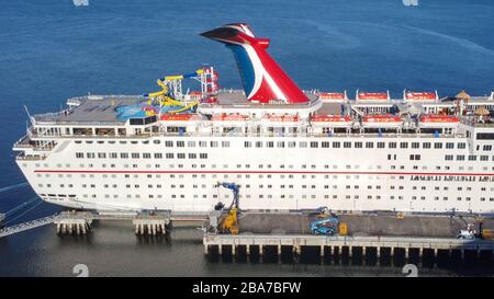 Vista aerea generale della nave da crociera Carnival Imagination al Long Beach Cruise Terminal, Lunedi, 23 marzo 2020, a Long Beach, California. La nave è stata attraccata dal marzo 16, e sarà per almeno 30 giorni per aiutare la diffusione del romanzo coronavirus COVID-19. (Foto di IOS/Espa-Images) Foto Stock