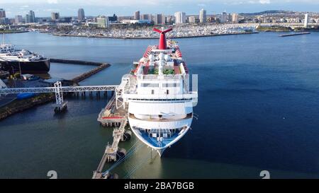 Vista aerea generale della nave da crociera Carnival Imagination al Long Beach Cruise Terminal, Lunedi, 23 marzo 2020, a Long Beach, California. La nave è stata attraccata dal marzo 16, e sarà per almeno 30 giorni per aiutare la diffusione del romanzo coronavirus COVID-19. (Foto di IOS/Espa-Images) Foto Stock