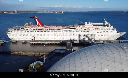 Vista aerea generale della nave da crociera Carnival Imagination al Long Beach Cruise Terminal, Lunedi, 23 marzo 2020, a Long Beach, California. La nave è stata attraccata dal marzo 16, e sarà per almeno 30 giorni per aiutare la diffusione del romanzo coronavirus COVID-19. (Foto di IOS/Espa-Images) Foto Stock