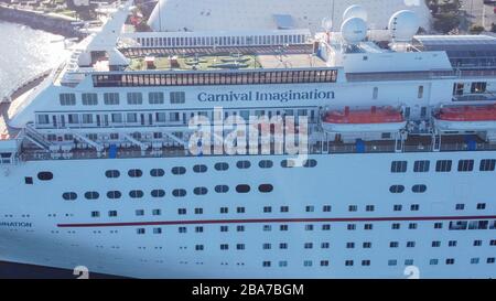 Vista aerea generale della nave da crociera Carnival Imagination al Long Beach Cruise Terminal, Lunedi, 23 marzo 2020, a Long Beach, California. La nave è stata attraccata dal marzo 16, e sarà per almeno 30 giorni per aiutare la diffusione del romanzo coronavirus COVID-19. (Foto di IOS/Espa-Images) Foto Stock