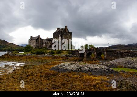 Splendida vista sul Castello di Eilean Donan nelle Highlands della Scozia Foto Stock