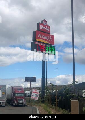 Vista generale di un distributore di benzina Flying J Travel Center dove il gas ha raggiunto un minimo di 1.79 dollari il mercoledì 25 marzo 2020, nella Jurupa Valley, California, Stati Uniti. (Foto di IOS/Espa-Images) Foto Stock