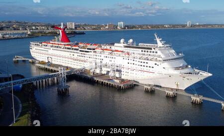 Vista aerea generale della nave da crociera Carnival Imagination al Long Beach Cruise Terminal, Lunedi, 23 marzo 2020, a Long Beach, California. La nave è stata attraccata dal marzo 16, e sarà per almeno 30 giorni per aiutare la diffusione del romanzo coronavirus COVID-19. (Foto di IOS/Espa-Images) Foto Stock