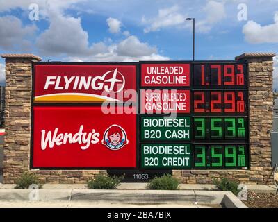 Vista generale di un distributore di benzina Flying J Travel Center dove il gas ha raggiunto un minimo di 1.79 dollari il mercoledì 25 marzo 2020, nella Jurupa Valley, California, Stati Uniti. (Foto di IOS/Espa-Images) Foto Stock