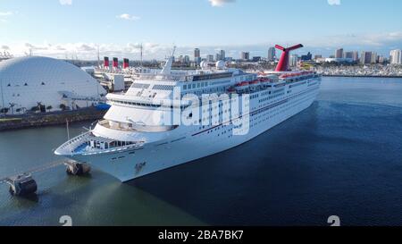 Vista aerea generale della nave da crociera Carnival Imagination al Long Beach Cruise Terminal, Lunedi, 23 marzo 2020, a Long Beach, California. La nave è stata attraccata dal marzo 16, e sarà per almeno 30 giorni per aiutare la diffusione del romanzo coronavirus COVID-19. (Foto di IOS/Espa-Images) Foto Stock