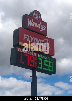 Vista generale di un distributore di benzina Flying J Travel Center dove il gas ha raggiunto un minimo di 1.79 dollari il mercoledì 25 marzo 2020, nella Jurupa Valley, California, Stati Uniti. (Foto di IOS/Espa-Images) Foto Stock