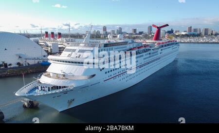 Vista aerea generale della nave da crociera Carnival Imagination al Long Beach Cruise Terminal, Lunedi, 23 marzo 2020, a Long Beach, California. La nave è stata attraccata dal marzo 16, e sarà per almeno 30 giorni per aiutare la diffusione del romanzo coronavirus COVID-19. (Foto di IOS/Espa-Images) Foto Stock