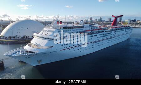 Vista aerea generale della nave da crociera Carnival Imagination al Long Beach Cruise Terminal, Lunedi, 23 marzo 2020, a Long Beach, California. La nave è stata attraccata dal marzo 16, e sarà per almeno 30 giorni per aiutare la diffusione del romanzo coronavirus COVID-19. (Foto di IOS/Espa-Images) Foto Stock