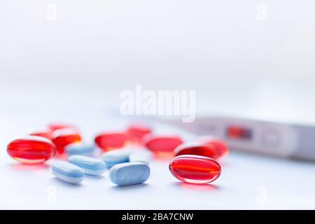 Capsule rosse e blu su sfondo bianco. Concetto di farmacia. Trattamento medico tradizionale. Foto Stock