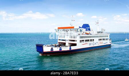 Fishbourne, Isola di Wight, Regno Unito - 11 luglio 2015: Wightlink traghetto St Cecilia in barca da Fishbourne nell'Isola di Wight a Portsmouth Foto Stock