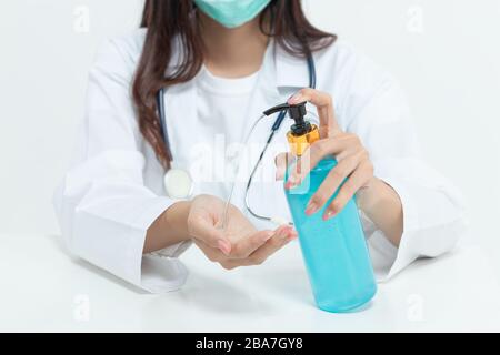 il medico e il personale medico lavano a mano il gel igienizzante di alcool per la pulizia, l'igiene e la disinfezione, prevengono la diffusione di germi durante infec Foto Stock