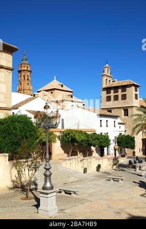 Plaza Guerrero Munoz con il museo a sinistra, la torre della chiesa di San Sebastian seconda a sinistra e il Convento Incarnazione al centro, Antequera, Spagna. Foto Stock