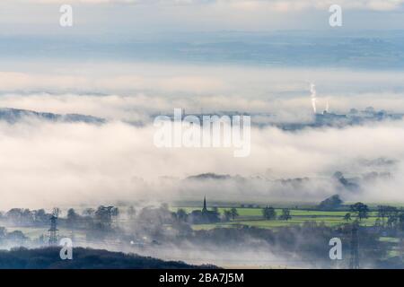 Nebbia di metà inverno e luce del sole sopra la vale di York vicino Thirsk. Foto Stock