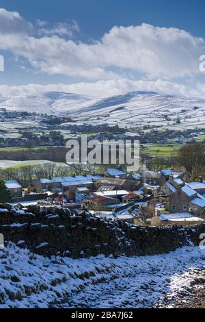 Neve e luce solare di metà inverno sui villaggi di Sedbusk e Hawes nell'alta Wensleydale, le Yorkshire Dales, Regno Unito. Foto Stock