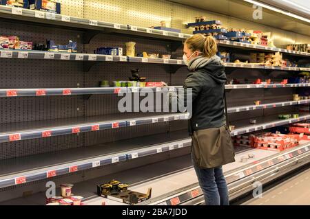 Berlino, Germania. 25 Marzo 2020. Svuotare gli scaffali del cibo in un supermercato. Berlino, 25 marzo 2020 | Usage worldwide Credit: dpa/Alamy Live News Foto Stock