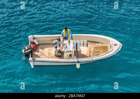 Ocho Rios, Giamaica - 22 aprile 2019: Vista dall'alto verso il basso di una barca a motore nell'oceano vicino all'isola tropicale dei Caraibi di Ocho Rios, Giamaica. Foto Stock