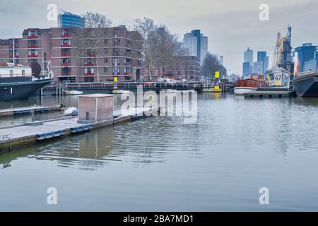 Rotterdam - 13 febbraio 2019: Rotterdam, Paesi Bassi. Vista sul porto delle navi di Leuvehaven nel centro di Rotterdam . Si trova nel Foto Stock