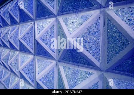 Prospettiva ridotta parete geometrica in cemento 3d di colore blu Foto Stock