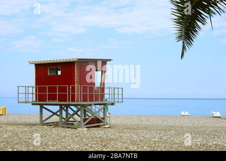 Capanna bagnino rossa sulla spiaggia vuota Foto Stock