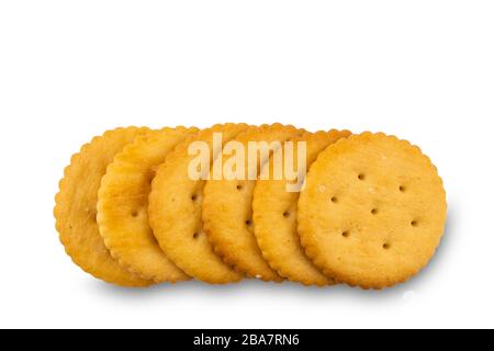 Cracker croccanti appena sfornati isolati su sfondo bianco con percorso di ritaglio. Foto Stock