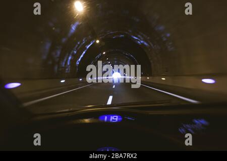 Guida all'interno di un tunnel dal punto di vista del conducente Foto Stock