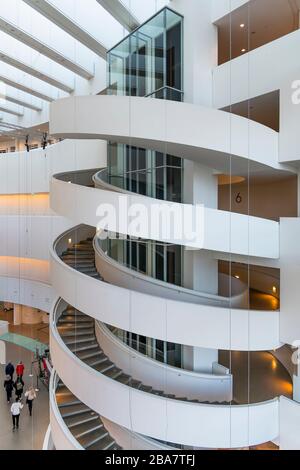 All'interno della galleria d'arte AROS ad Aarhus, Danimarca. Progettato dagli architetti Schmidt Hammer Lassen. Le gallerie sono accessibili tramite una scala centrale a chiocciola. Foto Stock