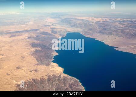 Foto aerea della cima del Golfo di Aqaba, che mostra la città di Aqaba, e la zona circostante. Foto Stock