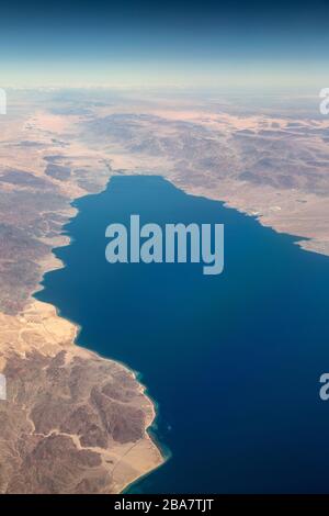 Foto aerea della cima del Golfo di Aqaba, che mostra la città di Aqaba, e la zona circostante. Foto Stock