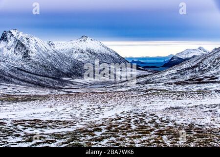 Vista delle montagne da Kvaloya, Tromvik, Tram, Norvegia, Sørtinden, Vengsøyfjorden, montagne innevate, cielo nuvoloso, Herbst, Foto Stock