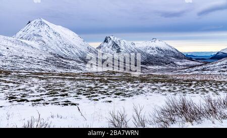 Vista delle montagne da Kvaloya, Tromvik, Tram, Norvegia, Sørtinden, Vengsøyfjorden, montagne innevate, cielo nuvoloso, Herbst, Foto Stock