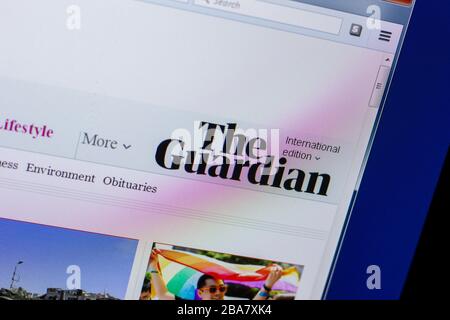 Ryazan, Russia - 16 aprile 2018 - Homepage del sito web Guardian sul display del PC Foto Stock