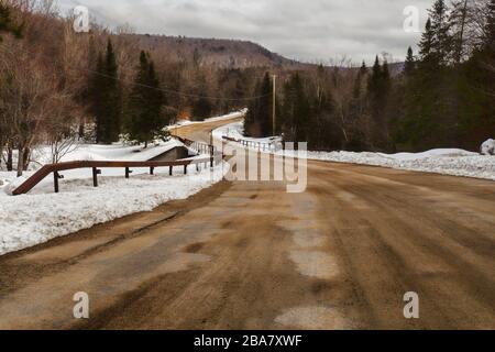 Sabbia coperta Adirondak montagna backwoods strada in inverno Foto Stock