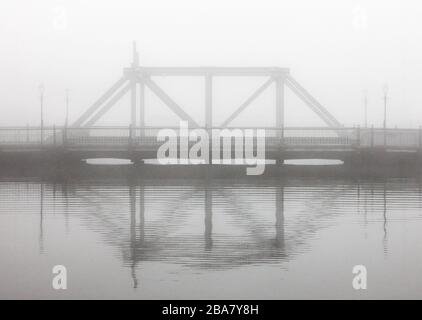 Cork City, Cork, Irlanda. 26 marzo 2020. I primi anni di nebbia avvolge Clontarf Bridge a Cork City, Cork, Irlanda. - credito; David Creedon / Alamy Live News Foto Stock