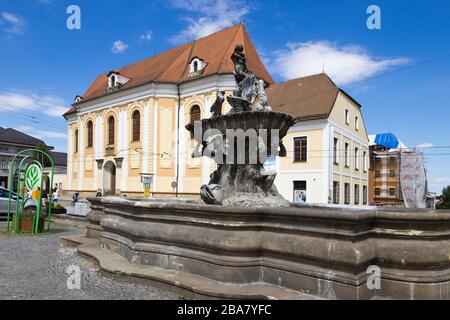 Vlastivědné muzeum, Kašna Tritónů, Náměstí republiky, Olomouc, Česká republika la fontana Triton, 1709, Wenzel Render, Piazza della Repubblica, Olomouc, CZ Foto Stock