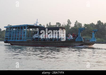 Ferry auto, camion e moto attraverso il delta del fiume Mekong. Foto Stock