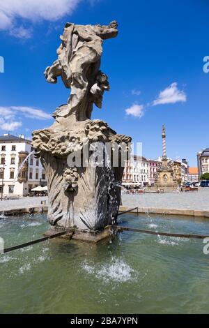 Jupiterova kasna, Mariansky sloup, Dolni namesti, Olomouc, Ceska republika / fontana Giove, 1707, scultore Filip Santer, Vaclav Render Foto Stock