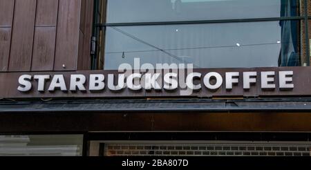 Aarhus, Danimarca - 24 marzo 2020: Il logo dello Starbucks Coffee Building di Aarhus. Foto Stock