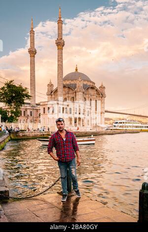 Istanbul Turchia ,Ortakoy quartiere di Istanbul situato sulla costa del Bosforo sul lato europeo, Ortakoy moschea a istanbul, turchia Foto Stock